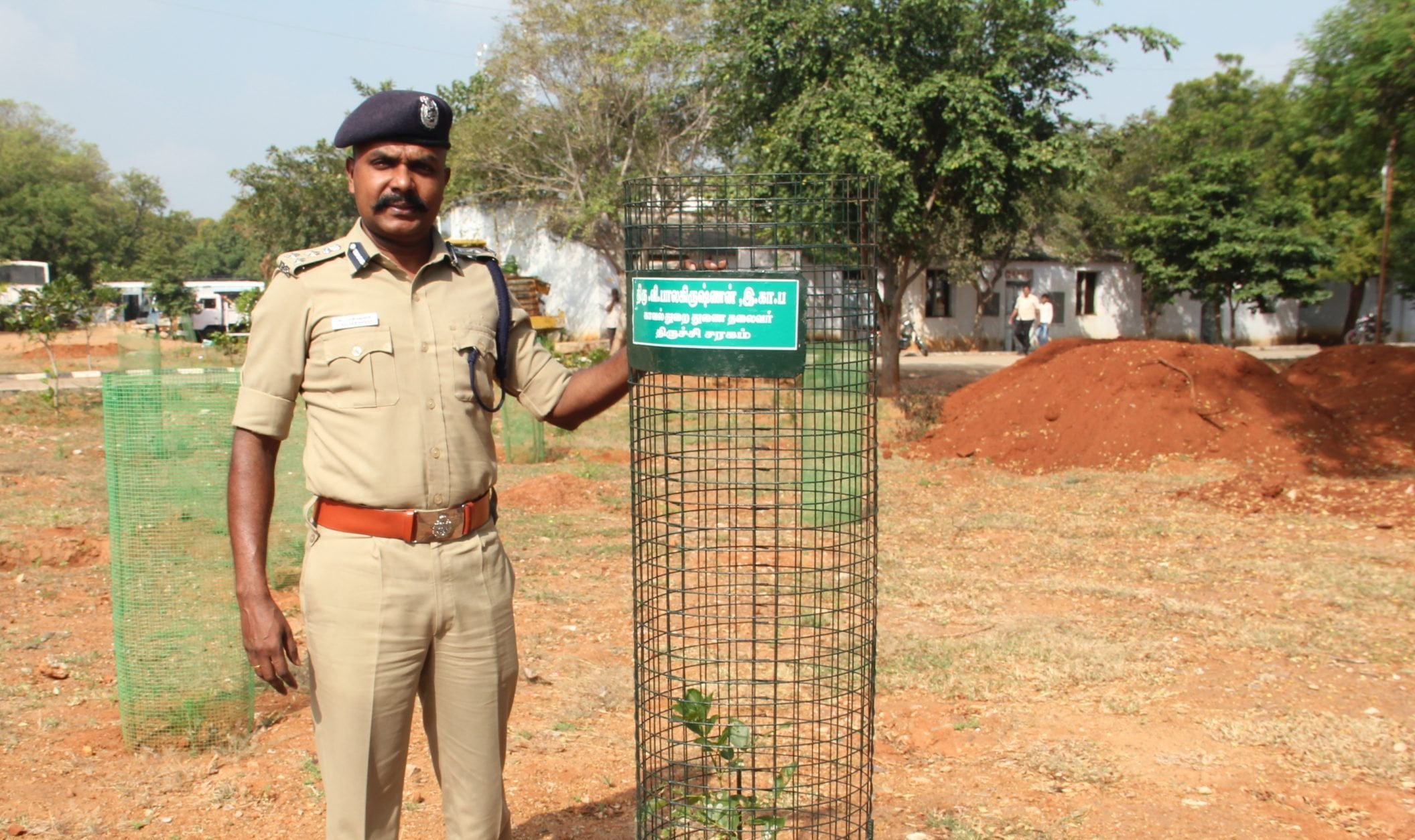 பெயர் சூட்டி மரம் வளர்க்கும் காவல் துறையினர்!